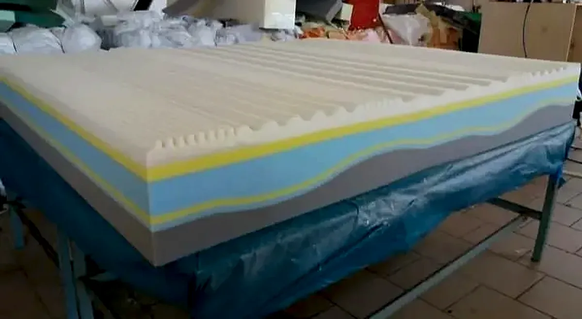 Materasso con memory foam bugnato, strato azzurro e profilo ondulato appena assemblato