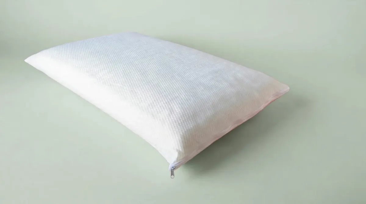 Guanciale in memory foam con fodera bianca lavorata e cerniera, visto di tre quarti